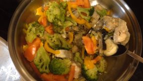 Тушеный минтай с овощами на сковороде Вок