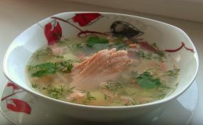 Суп из хребтов красной рыбы / Уха из лосося с рисом эконом вариант
