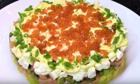 Salată elegantă cu somon și avocado timp de 5 minute sau oricine nu va lăsa indiferent