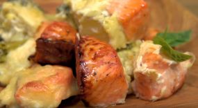 Somon cu broccoli și cartofi în sos de usturoi cremos coapte în cuptor